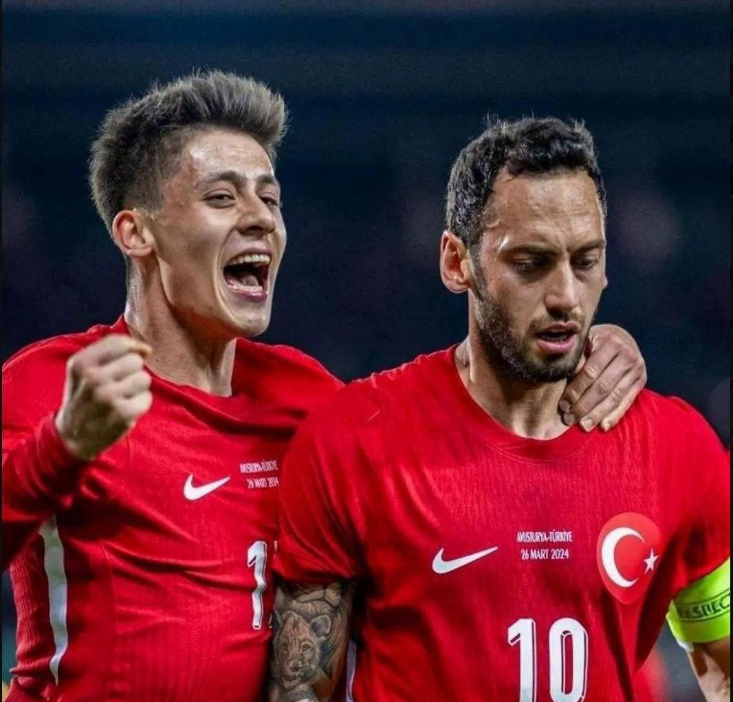 转会传闻：皇马瞄准德甲后腰，曼联关注伊尔迪兹和西蒙斯