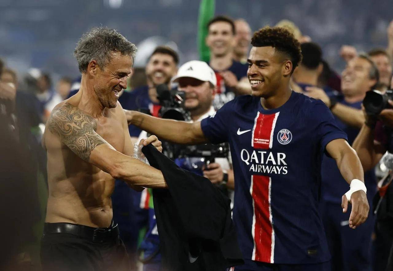 巴黎圣日耳曼欧冠首冠：19岁少年封神教练十年圆梦姆总隔空祝贺